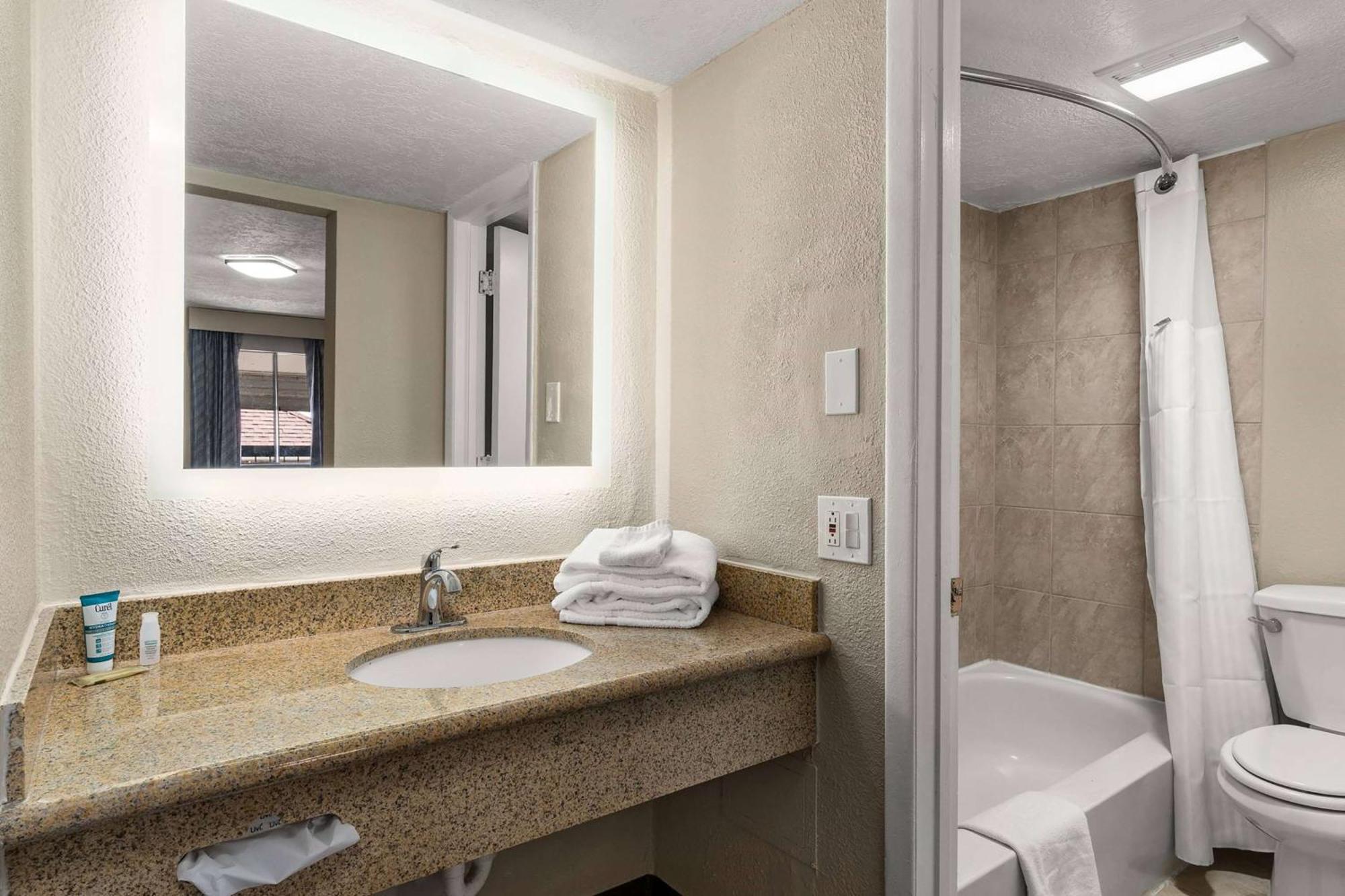 Days Inn By Wyndham Albuquerque Northeast Bagian luar foto